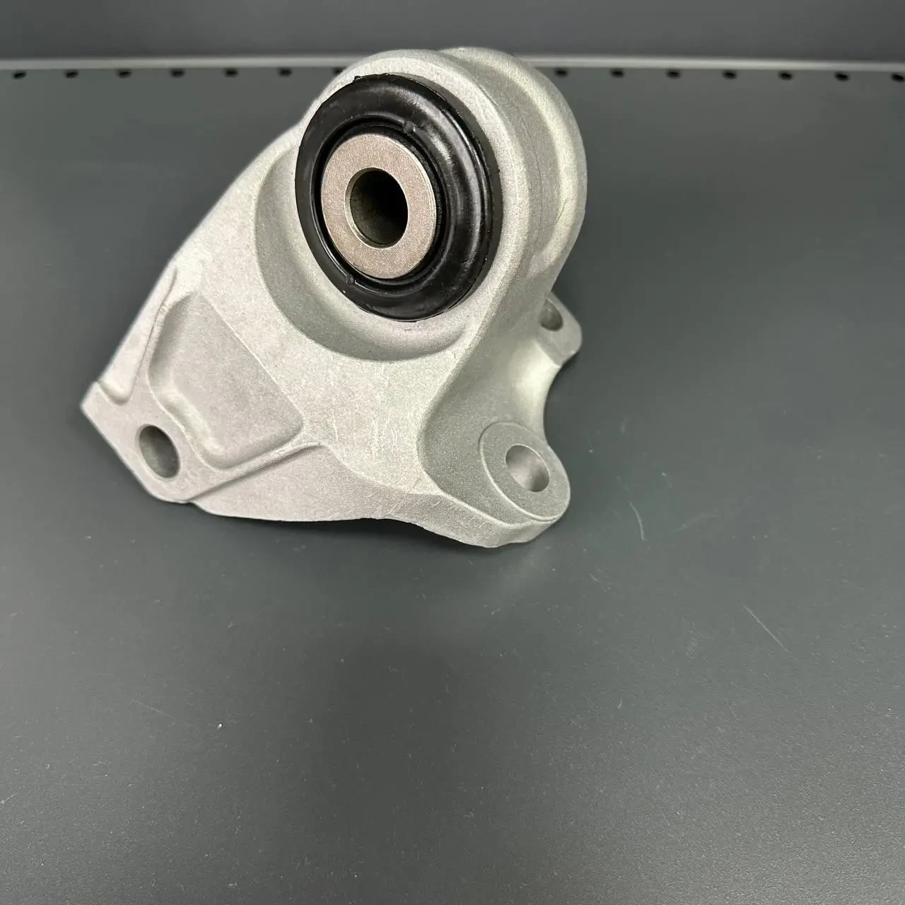 Заднє кріплення двигуна Jeep Grand Cherokee 10-14 68157407AA