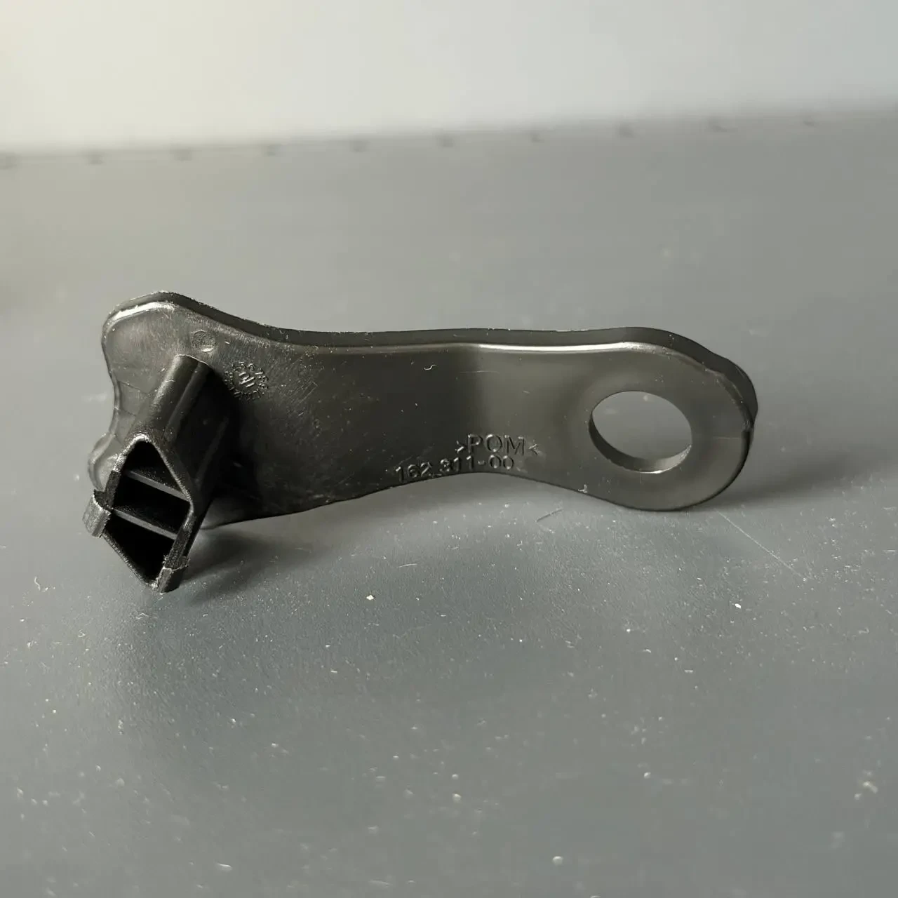 Кронштейн фари R правий bmw E60 63126949634