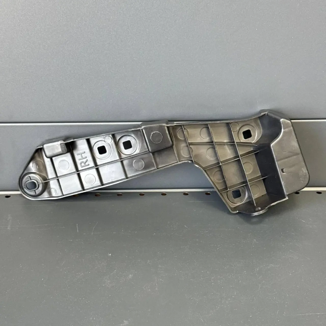 Кріплення заднього бампера праве нижнє Camry V80 52591-06030 2