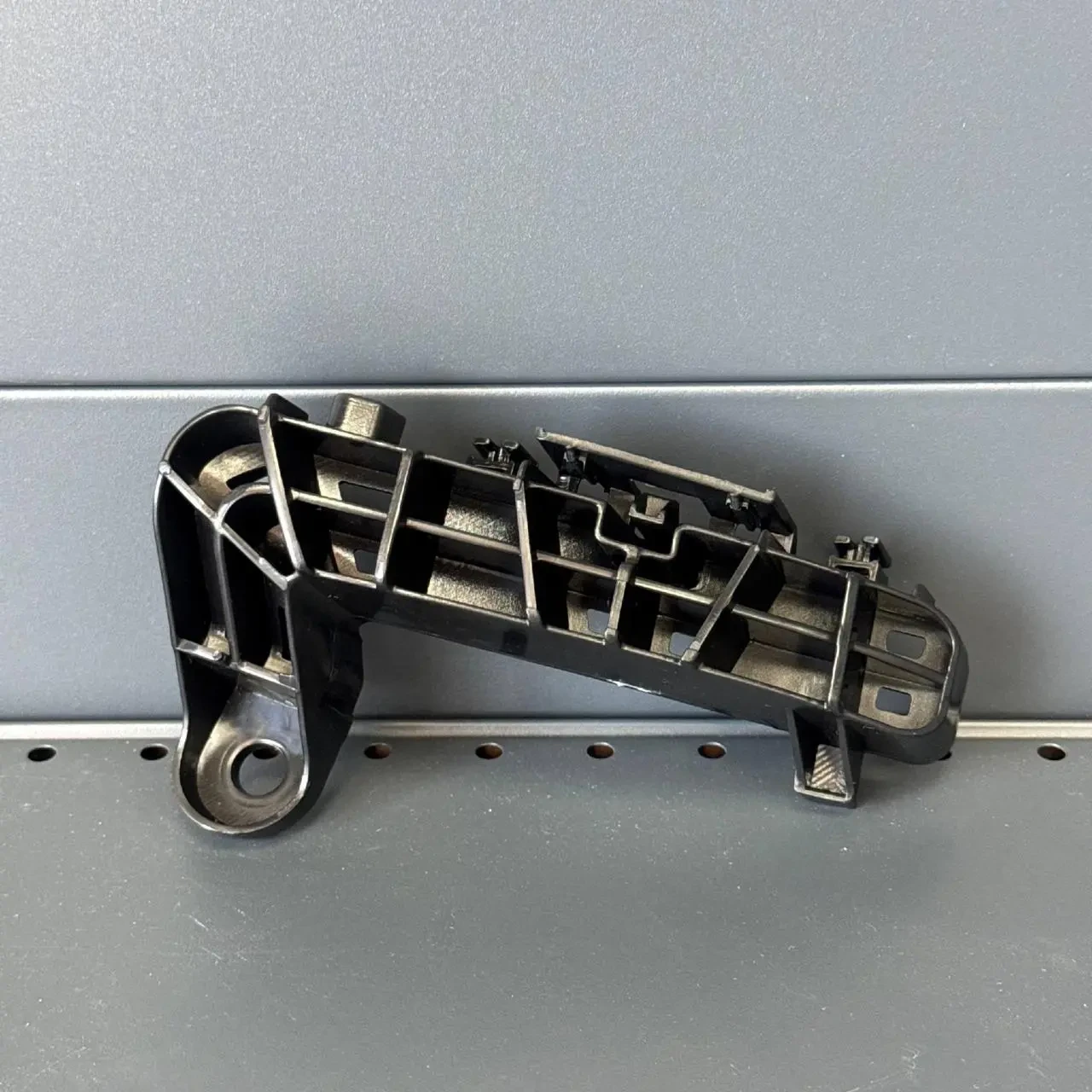 Кронштейн правий Camry V80 5256233090