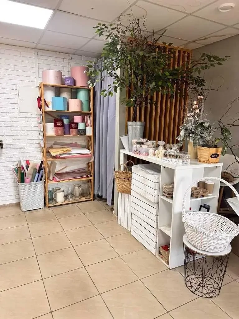 торгові площі Київ, Дніпровський, Соборності 7 5