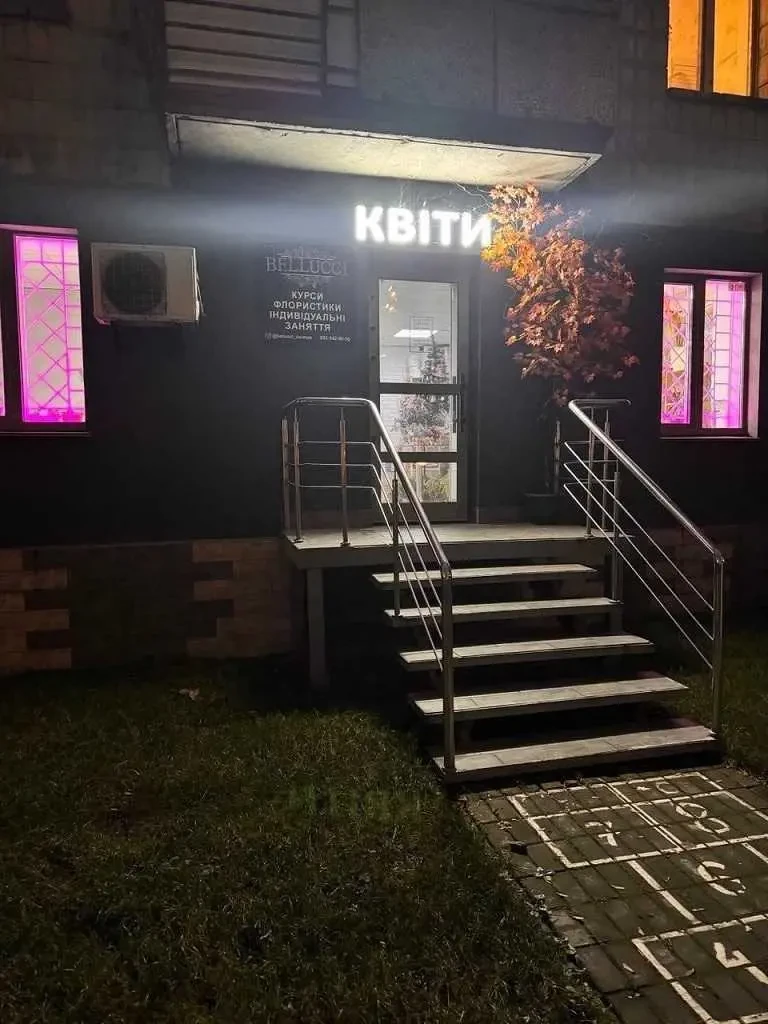 торгові площі Київ, Дніпровський, Соборності 7 8