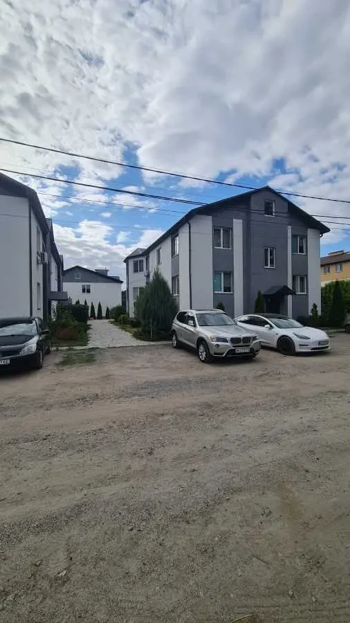3-к таунхаус Броварський, Погреби, Грушевського 16а