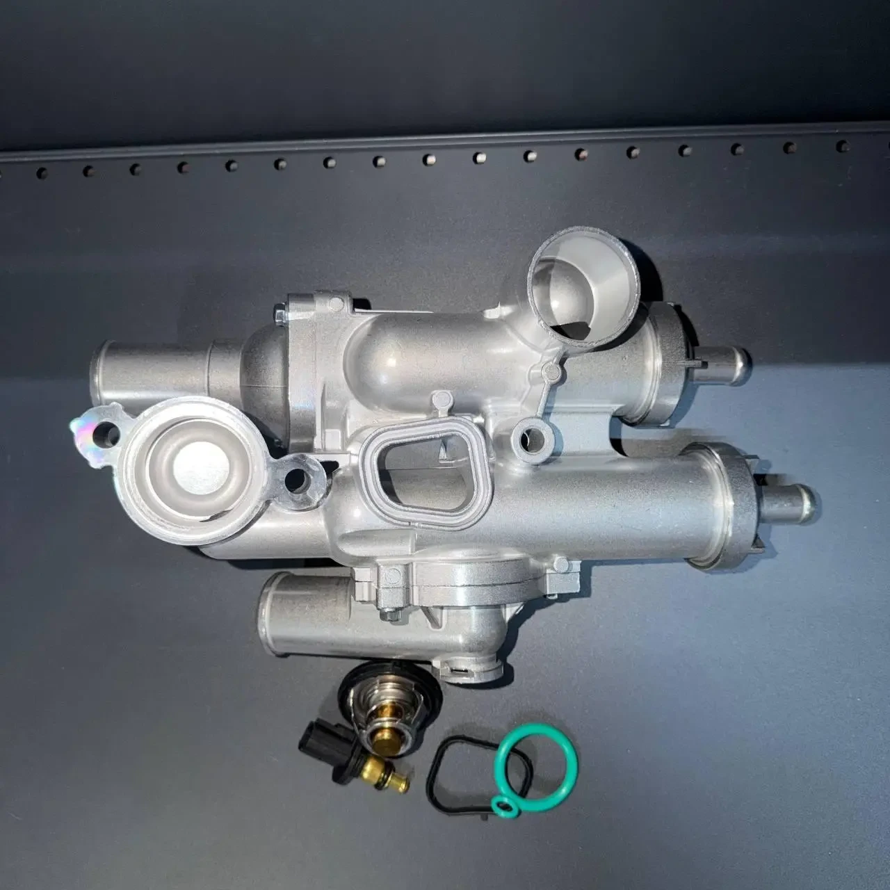 Корупс термостата алюмінієвий Chrysler 200, Chrysler Sebring, Dodge Avanger, Dodge Caliber, Dodge Journey, Jeep Compass, Jeep 2
