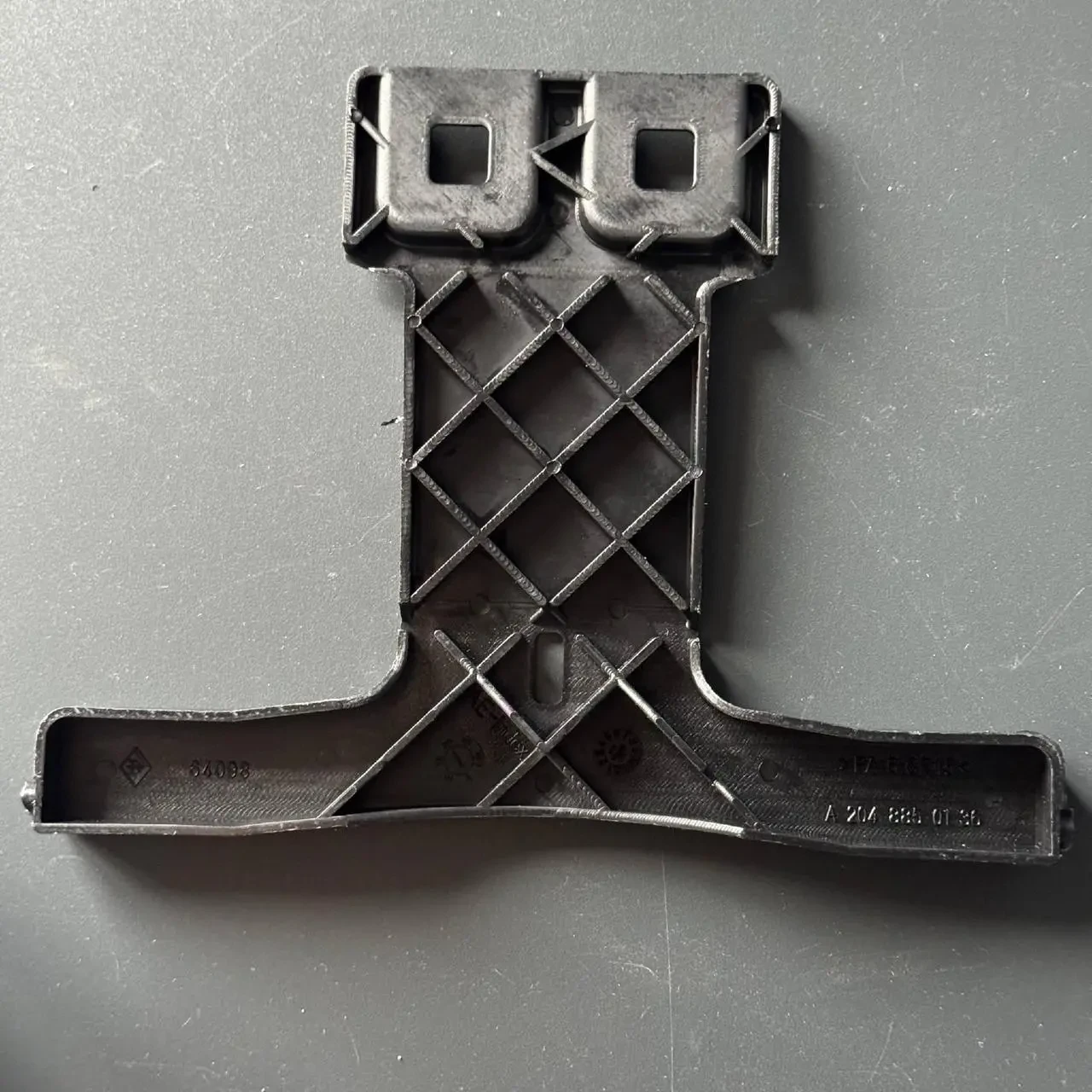 Кронштейн решітки Mercedes w204 A2048850136