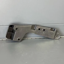 Кріплення заднього бампера праве нижнє Camry V80 52591-06030