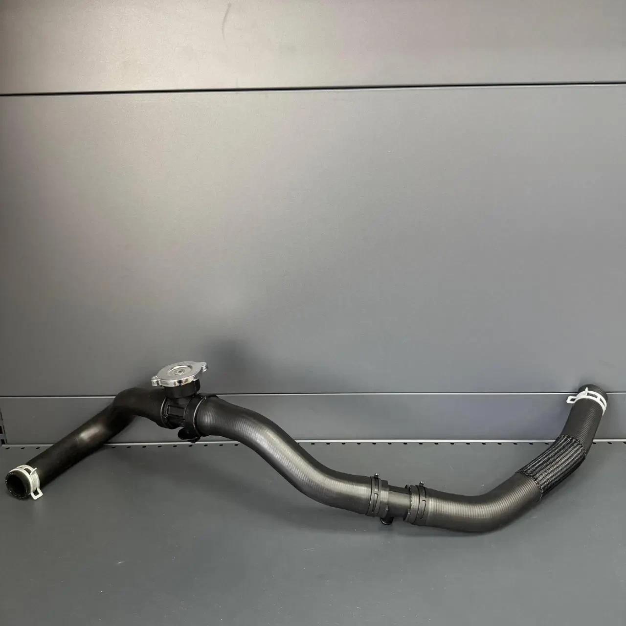 Верхній патрубок радіатора охолодження Dodge Journey Fiat Freemont 5058446AH