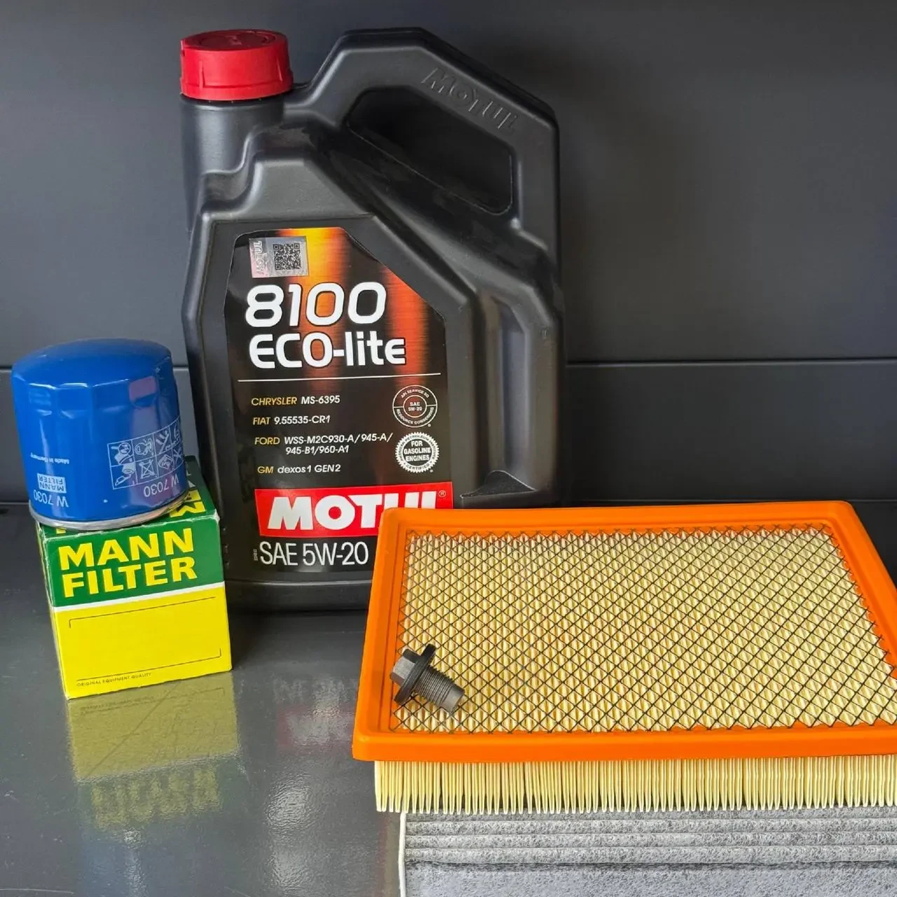 Комплект для ТО Motul 5w20 Dodge Journey 2.4 (Масло, фільтр масляний, фільтр повітряний, фільтр салону вугільний, зливна кришка)