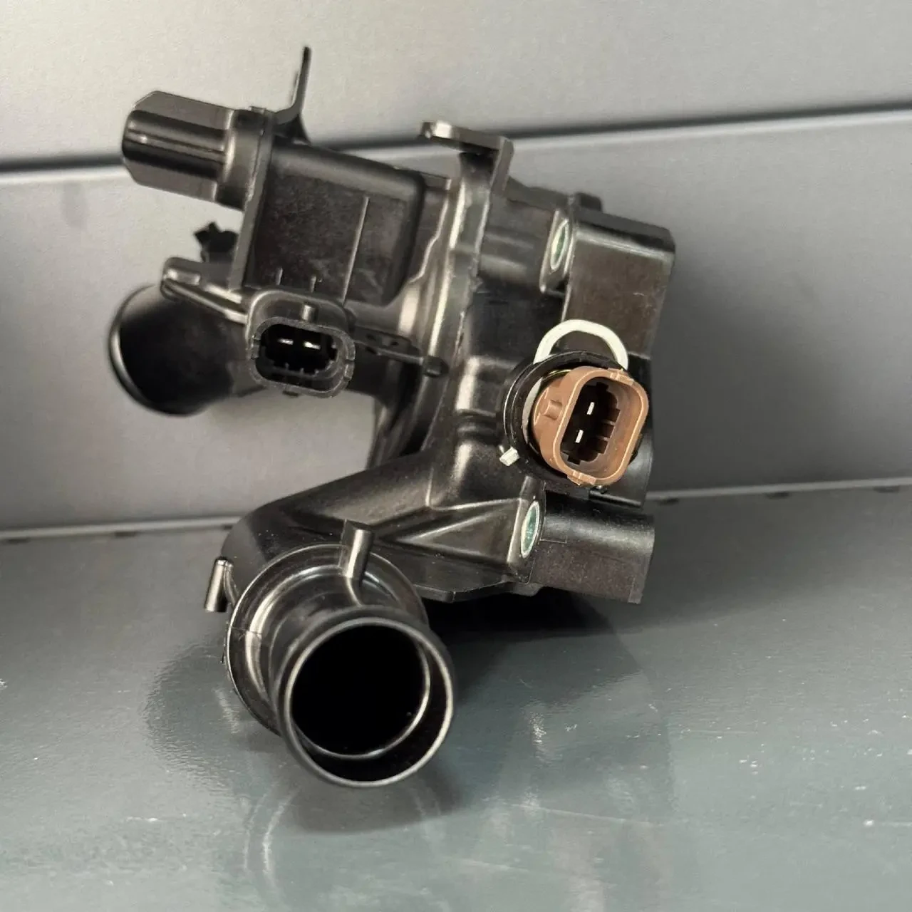 Корпус термостата в зборі Fiat Jeep Alfa Romeo 68498366AA 68439166AA 68439936AA 68479675AA 46341317 2