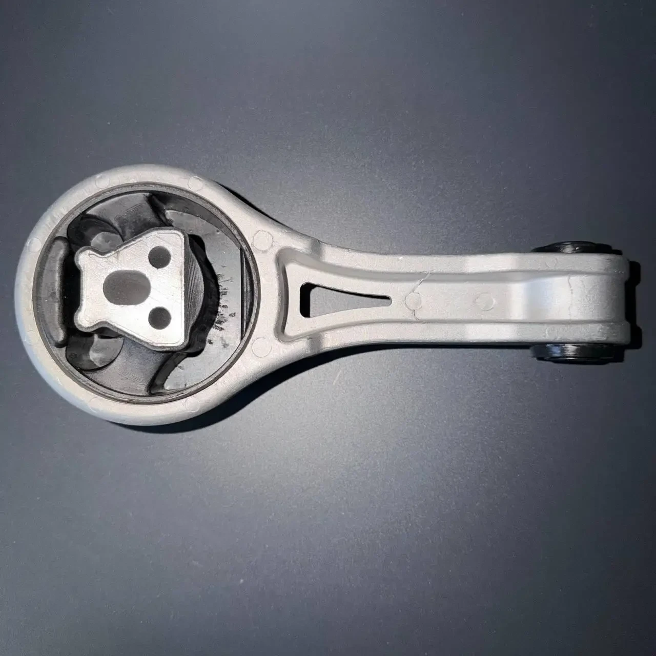 Подушка задня Dodge Journey 2.4 5147774AC ( ZPSCH109 )