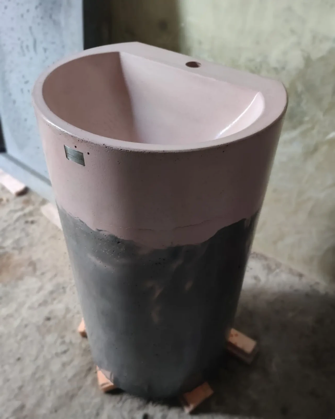 Бетонный умывальник тумба бочка самостоячий розовый серый лофт 2