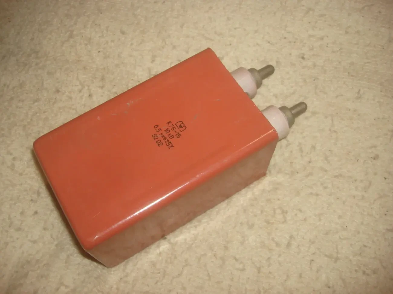 Конденсатор К15У-2 .2200пФ х10кВ .К75 - 15 . 0.5 мкФ  х 10 кВ 6