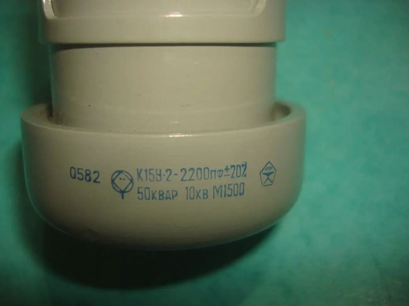 Конденсатор К15У-2 .2200пФ х10кВ .К75 - 15 . 0.5 мкФ  х 10 кВ 4