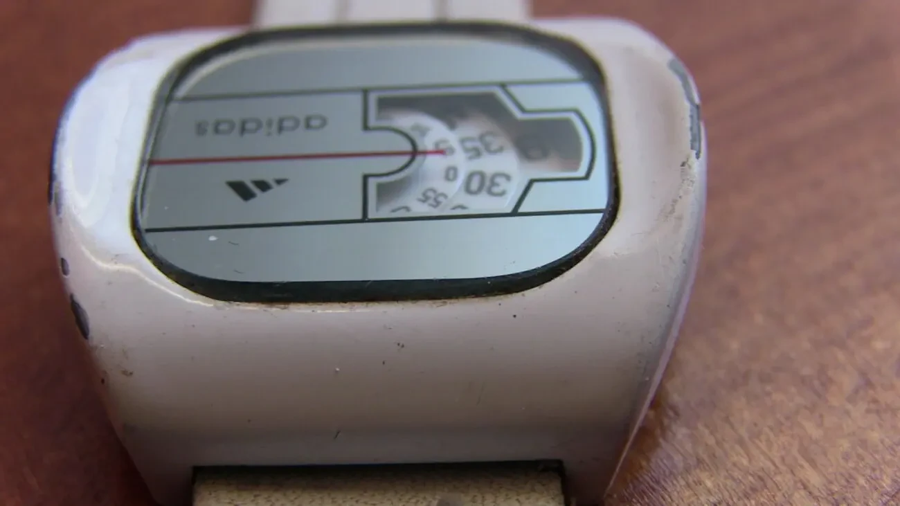 Часы Adidas Watch дисковые, без стрелочные, наручные. Рабочие 7