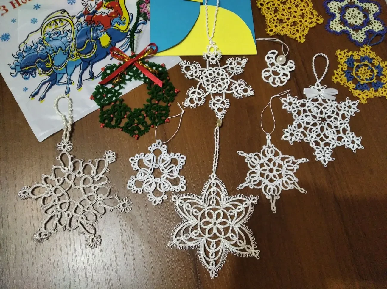 Набір патріотичних сніжинок.Новорічний декор. Мереживо фріволіте. 10