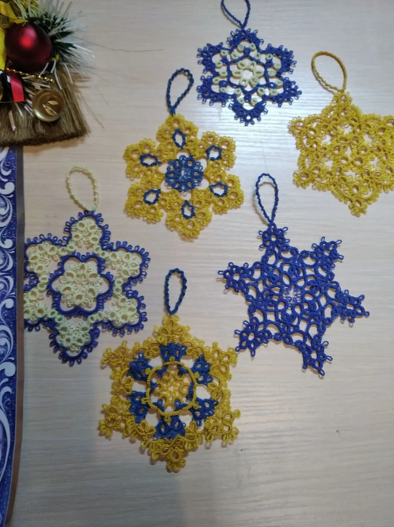 Набір патріотичних сніжинок.Новорічний декор. Мереживо фріволіте. 9