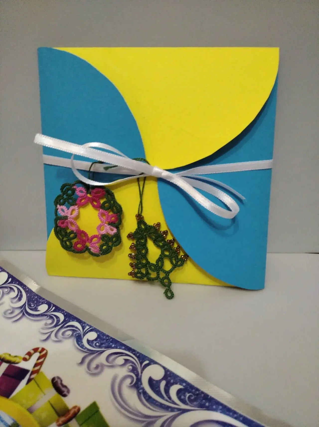 Набір патріотичних сніжинок.Новорічний декор. Мереживо фріволіте. 7