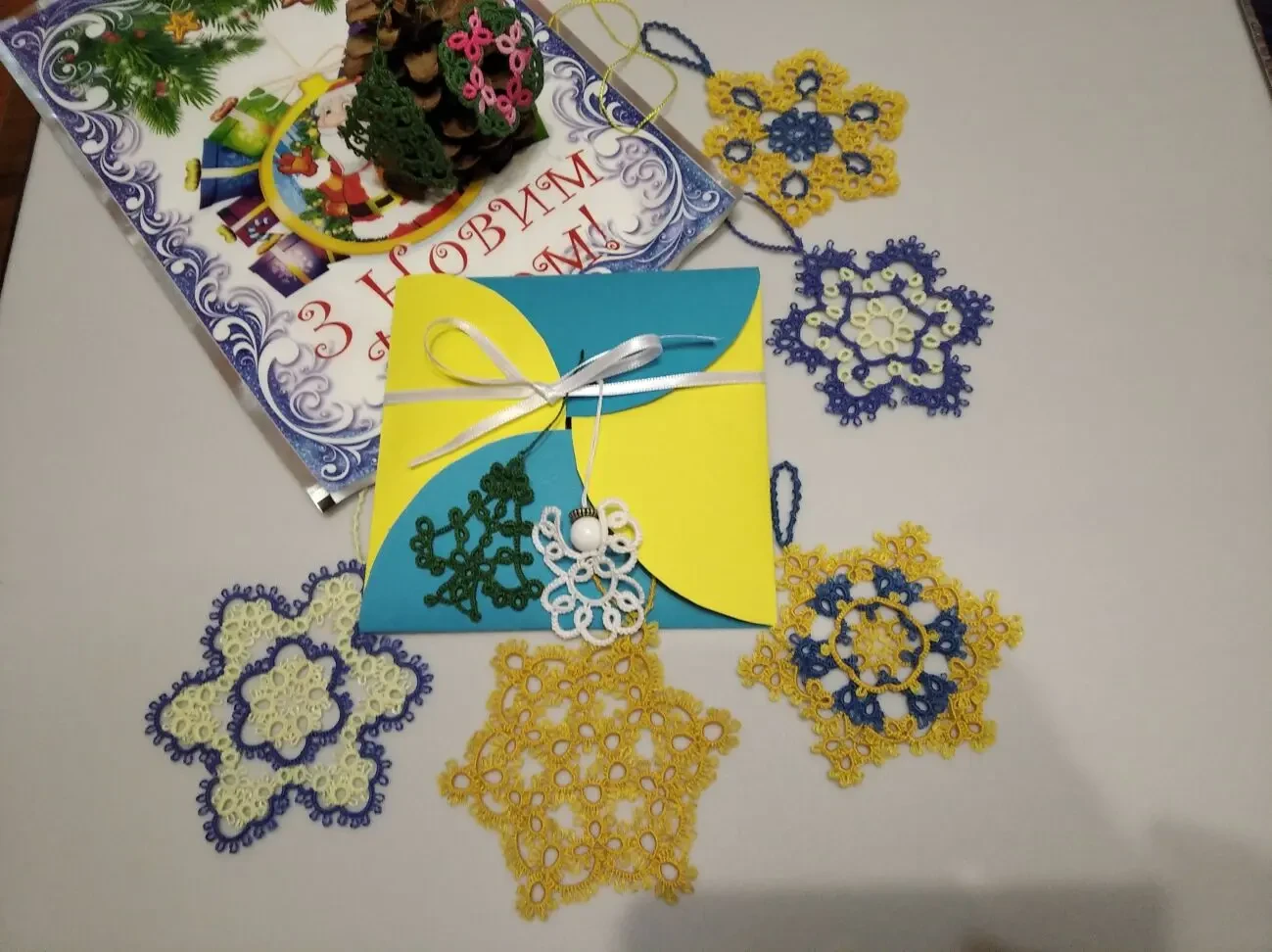 Набір патріотичних сніжинок.Новорічний декор. Мереживо фріволіте. 3