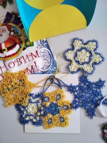 Набір патріотичних сніжинок.Новорічний декор. Мереживо фріволіте.