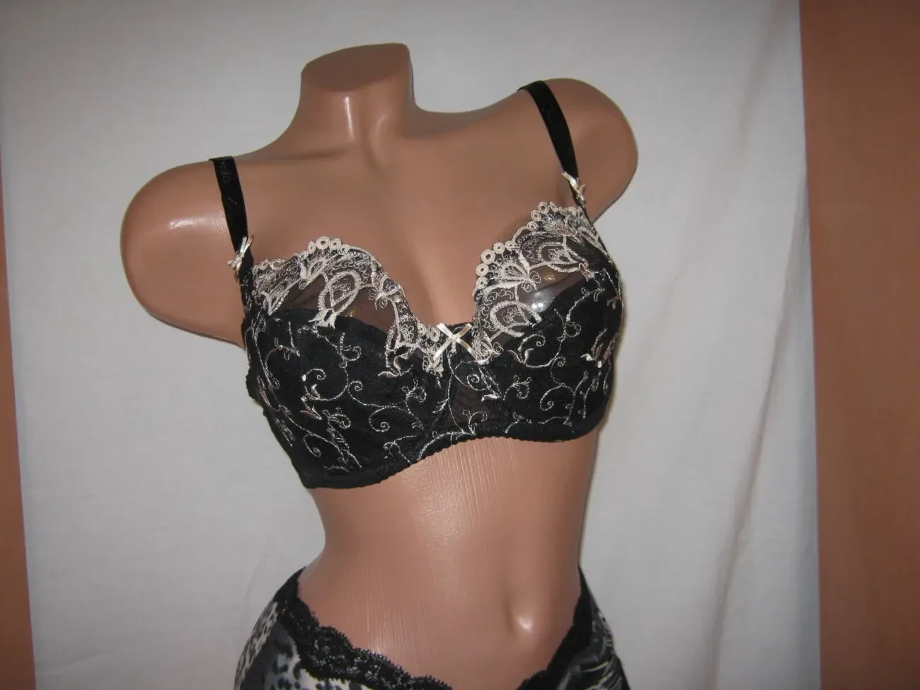 Бюстгальтер Diorella (33266) чорний з жовтою вишивкою чашка D 7