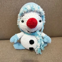 іграшка вязана сніговик.іграшка мяка сніговичок  плюшевий ручна робота