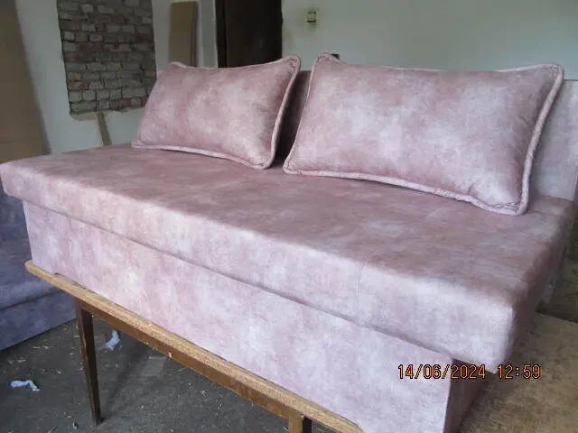 Диван с подушками 2