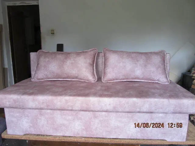 Диван с подушками 3