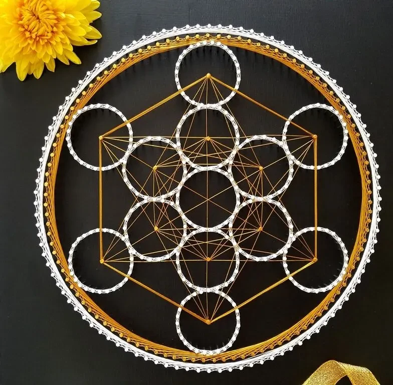 Картина куб метатрона, золотистый декор, стринг арт геометрия, декор в 4