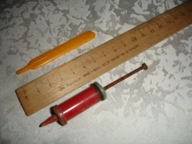 Іграшкові ТЕРМОМЕТР і ШПРИЦ; залишки з набору доктора. РАРИТЕТ.