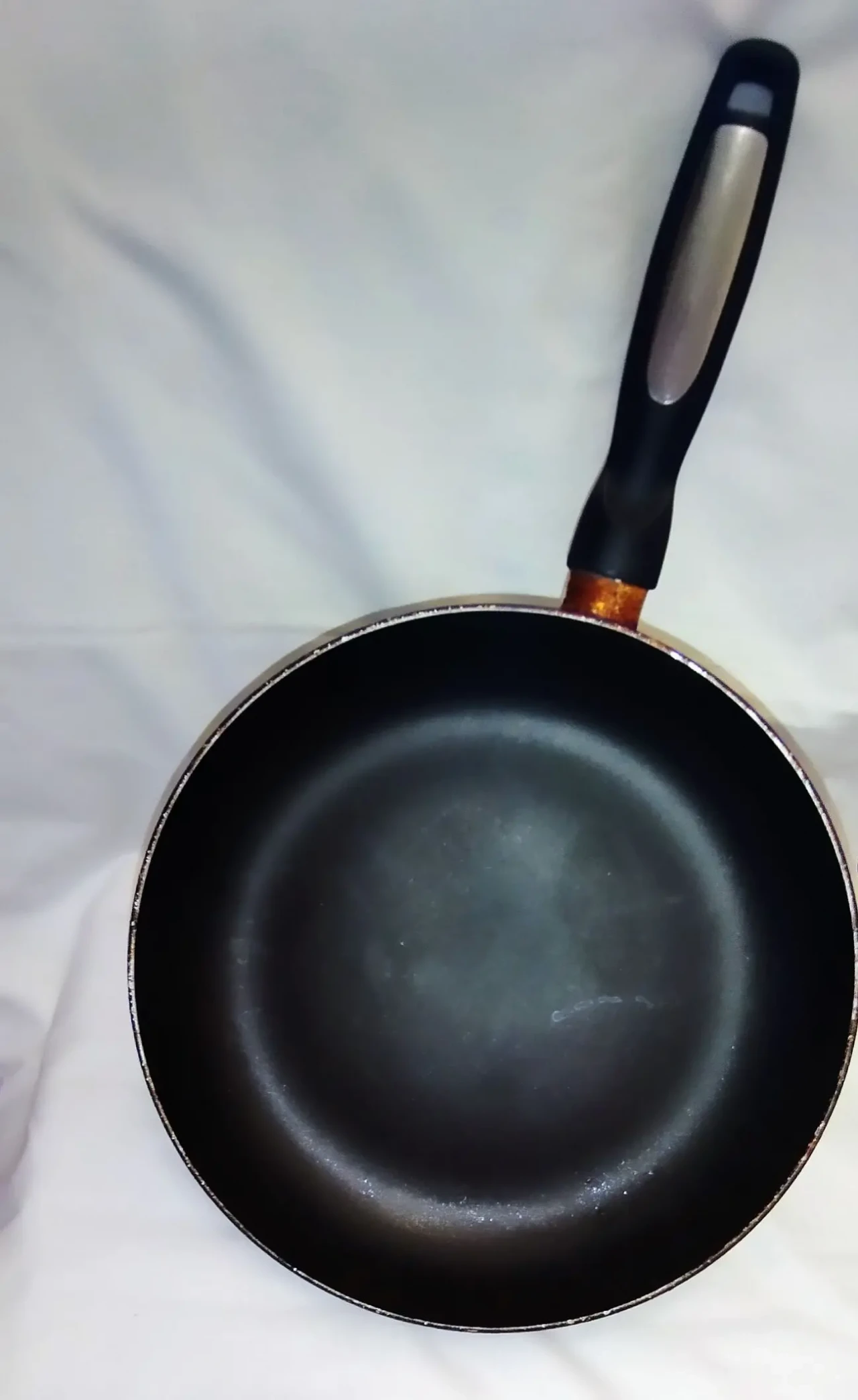 Продам миску эмалированную 6 л. Кастрюля 2.1 литр 6