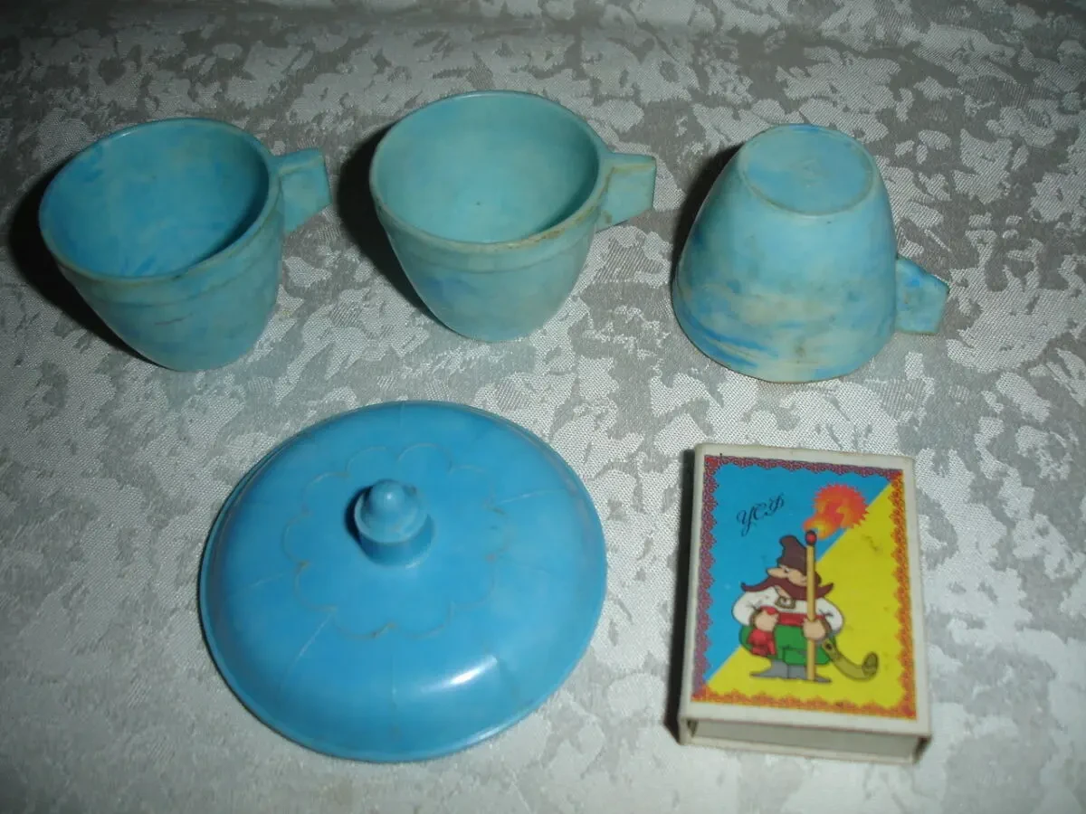 НАБІР іграшкового посуду, термометр і шприц іграшкові; гирка. РЕТРО 2