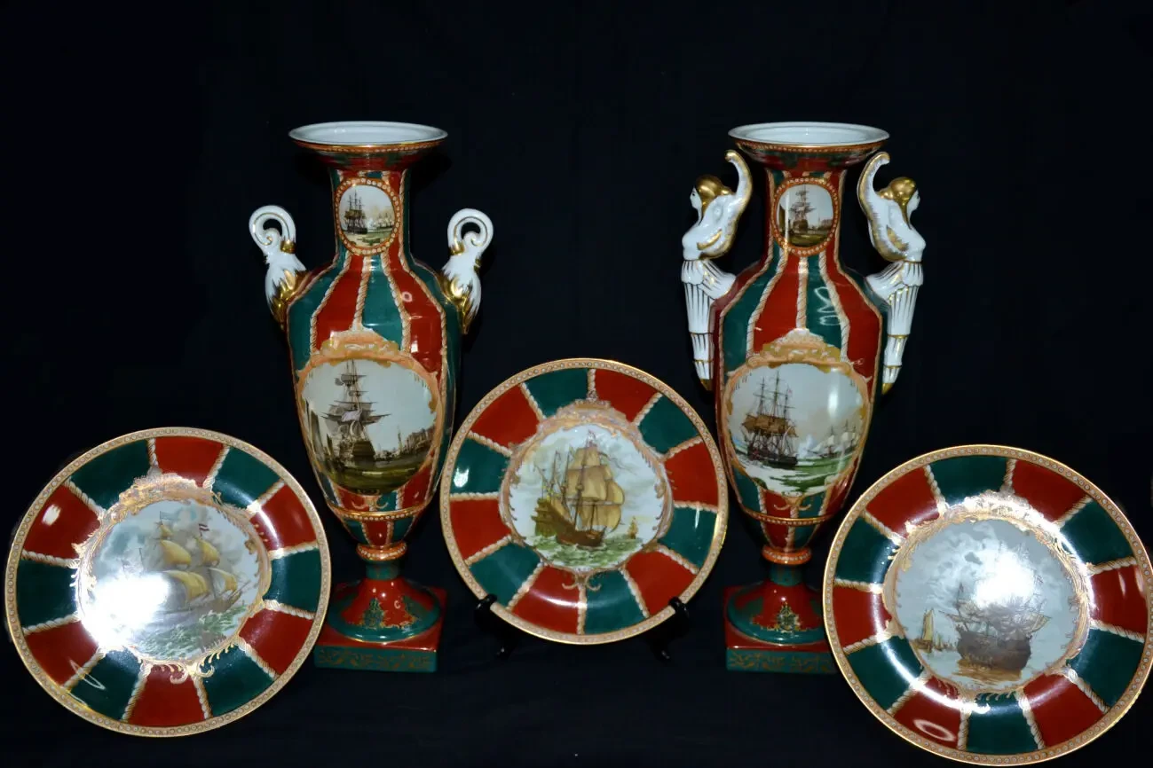 Комплект вазы ,тарелки.