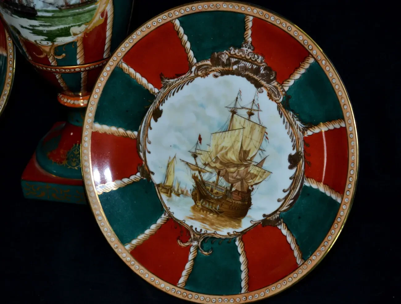 Комплект вазы ,тарелки. 8