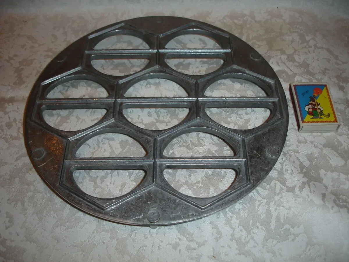 ФОРМА для ліплення ВАРЕНИКІВ (7 шт.), металева, кругла. РАРИТЕТ. 4