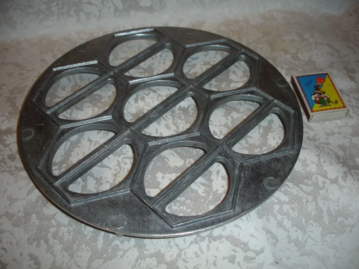 ФОРМА для ліплення ВАРЕНИКІВ (7 шт.), металева, кругла. РАРИТЕТ. 5