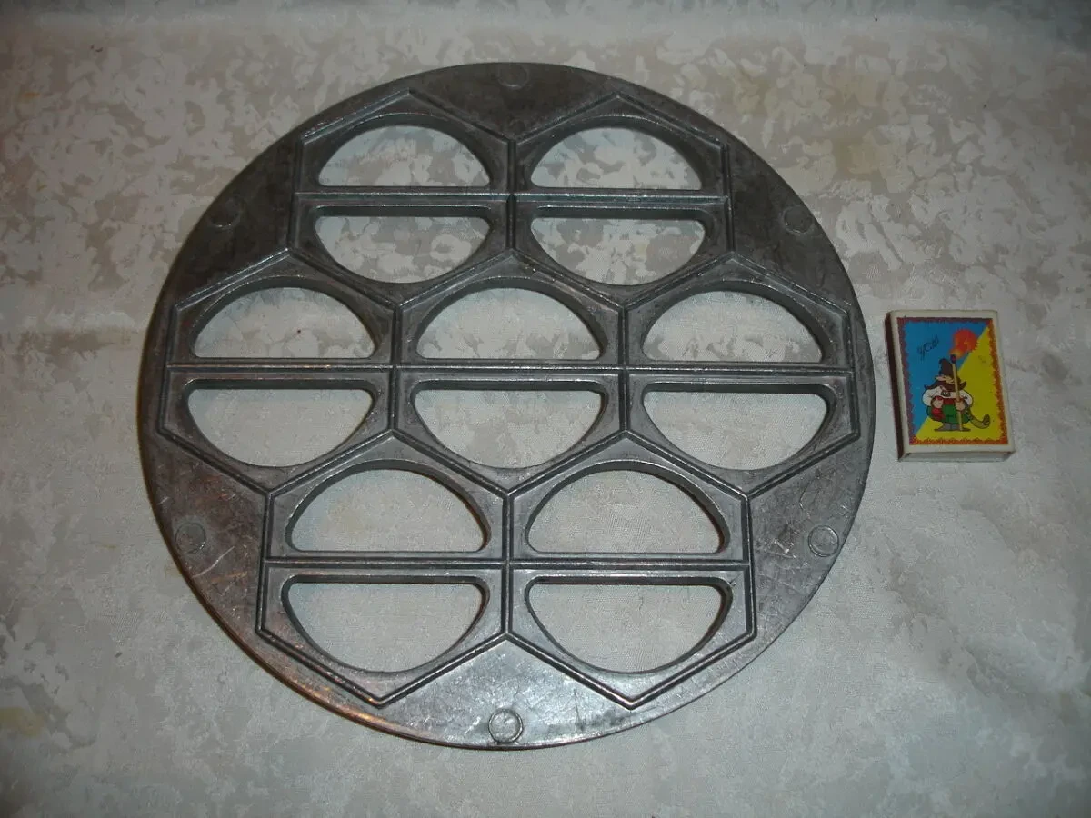 ФОРМА для ліплення ВАРЕНИКІВ (7 шт.), металева, кругла. РАРИТЕТ.