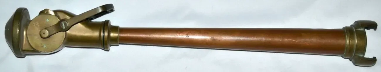 Пожарный брандспойт с переключателем.