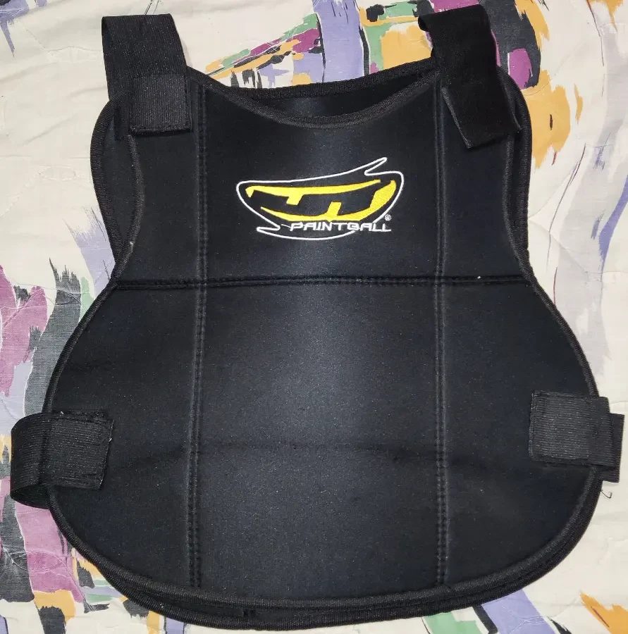 Защитный нагрудник для пейнтбола