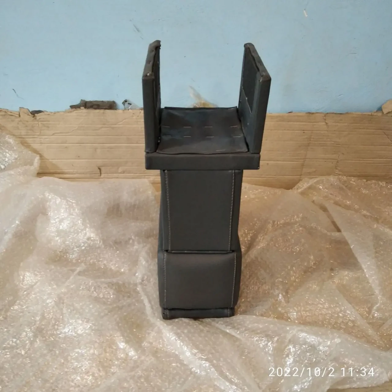 Продам подлокотник к автомобилю 2