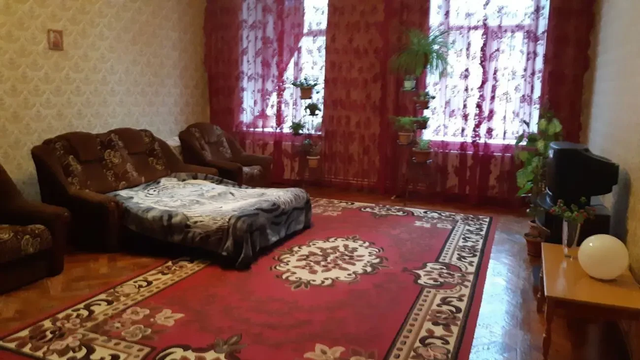 Сдам свою комнату ул.Екатерининская в центре города. Для 1 человека.