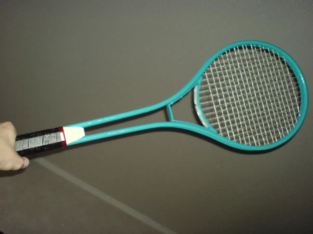 Ракетка для великого тенісу.