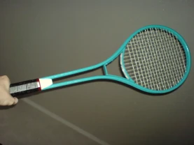 Ракетка для великого тенісу.