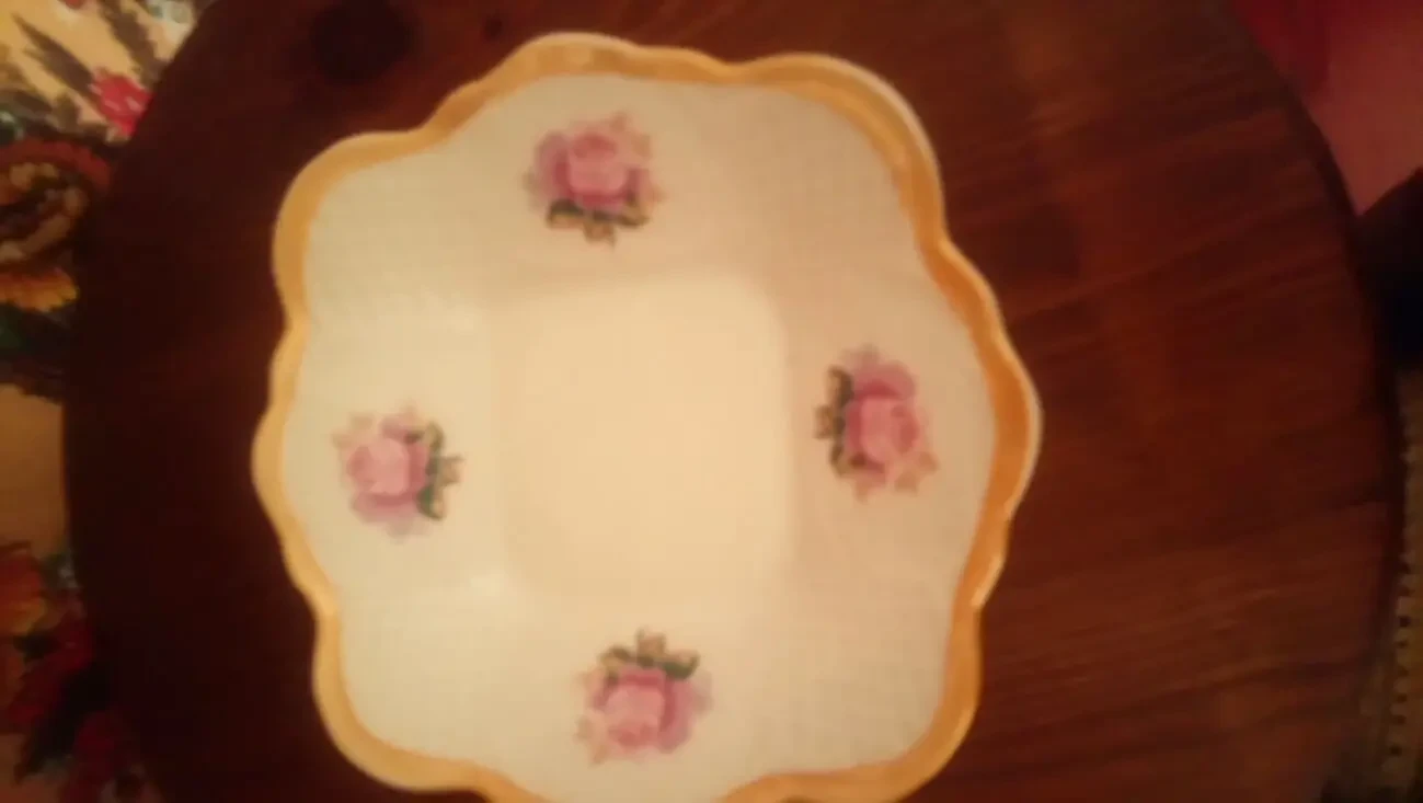 Красивая десертная тарелка в цветочек, розы,рифленная. Ретро. Новая