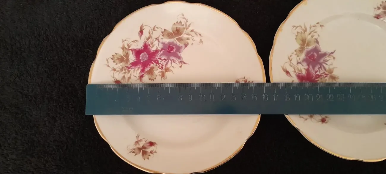 Красивая десертная тарелка в цветочек, розы,рифленная. Ретро. Новая 3