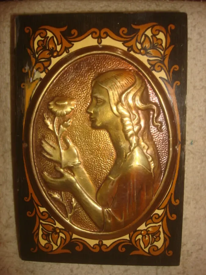 Шкатулка  ретро   чеканка