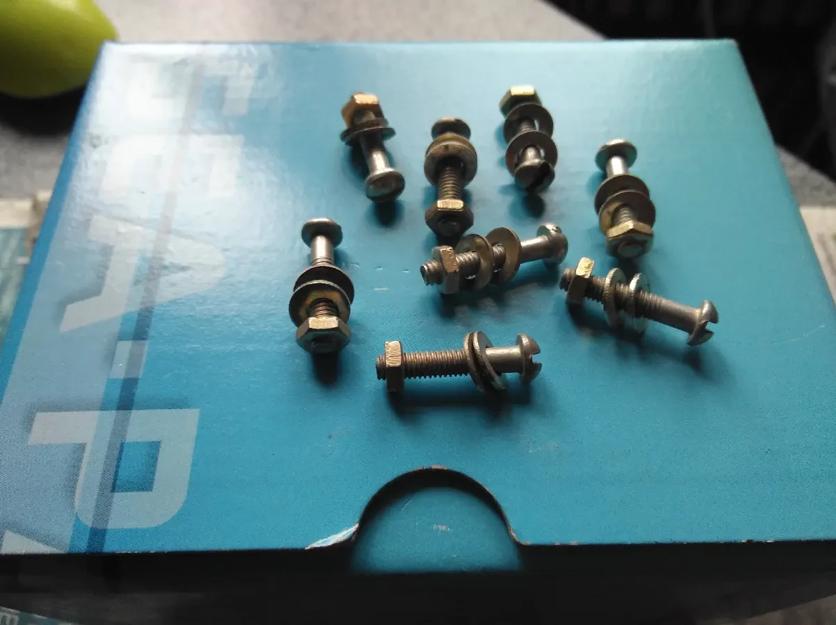 Болт М4 с гайкой и шайбой 2