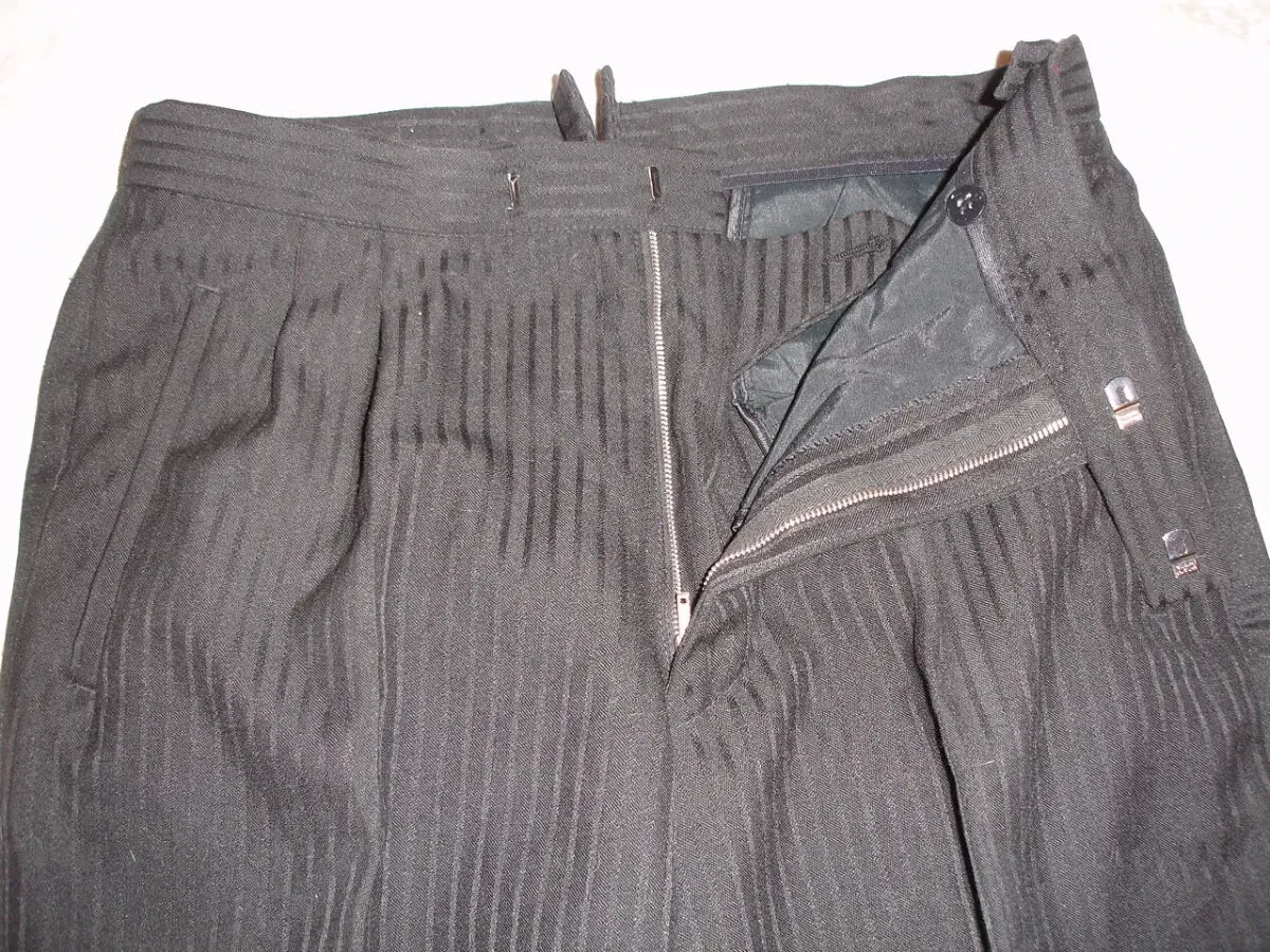 ШТАНЫ/брюки/капрі S/42 р., чорні у вертик. смужку, теплі. Для дівчат 4