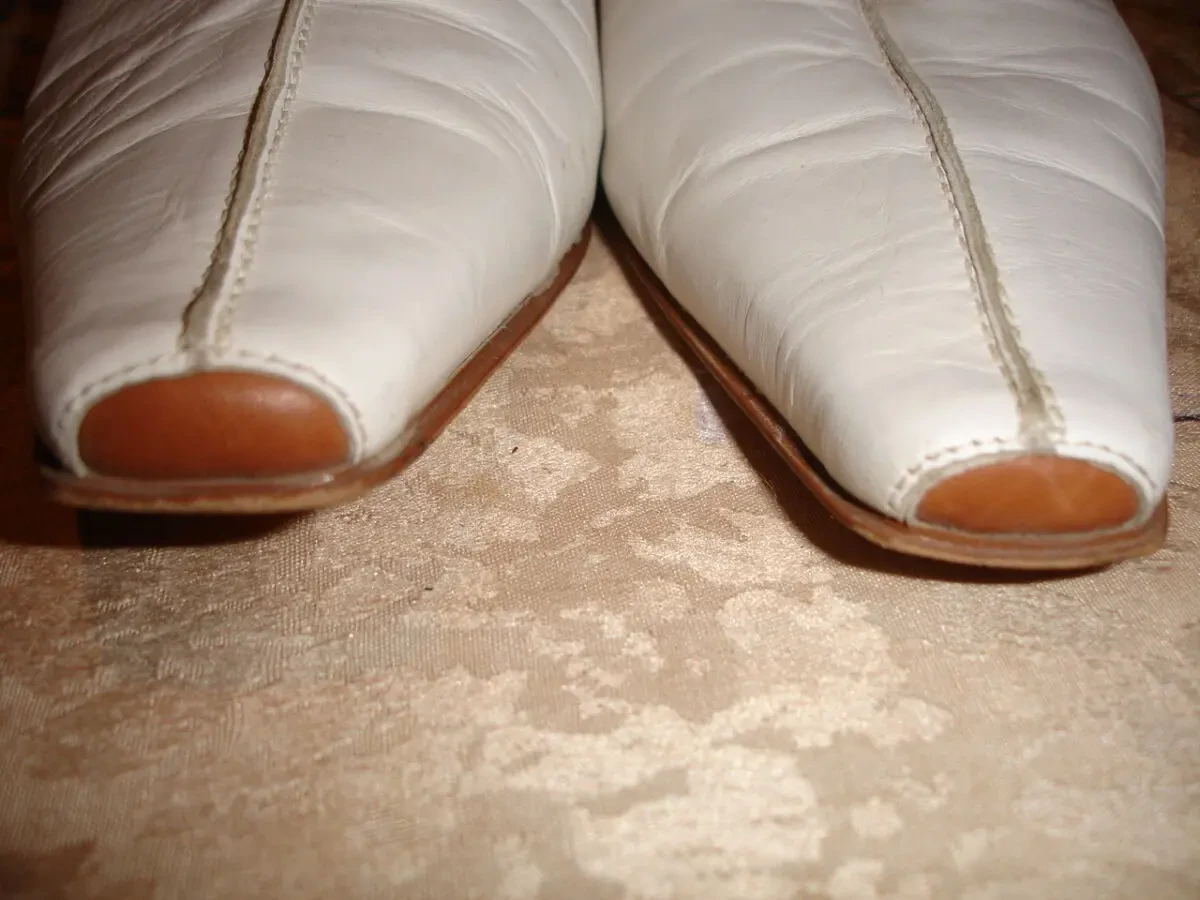 БОСОНОЖКИ/шльопанці 39 р., ШКІРЯНІ, білі, закриті. Для дівчат. 7