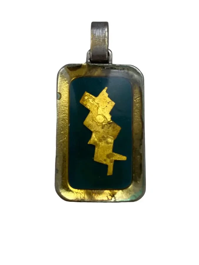 Кулон з епоксилної смоли і з сусальним золотом всередині