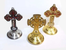 Хрест металевий. На підставці з прикрасою